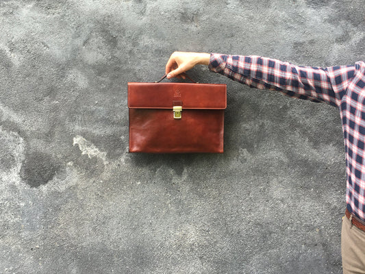 Prefer the Simplicity – a Casual Leather Briefcase